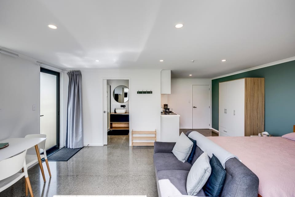 Modern Studio near Clive River Bed and Breakfast in Hawke's Bay