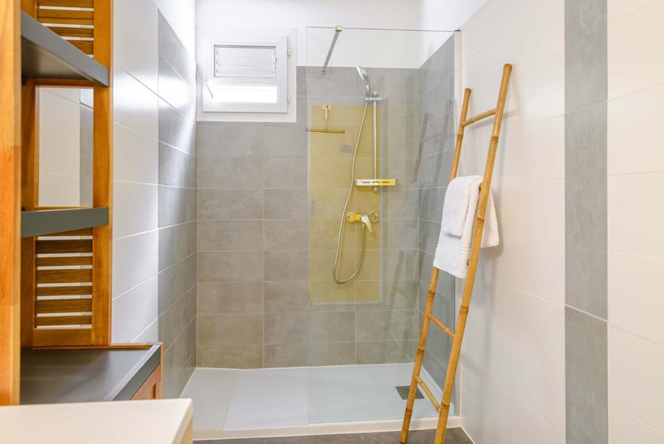Shower, Bathroom, towels