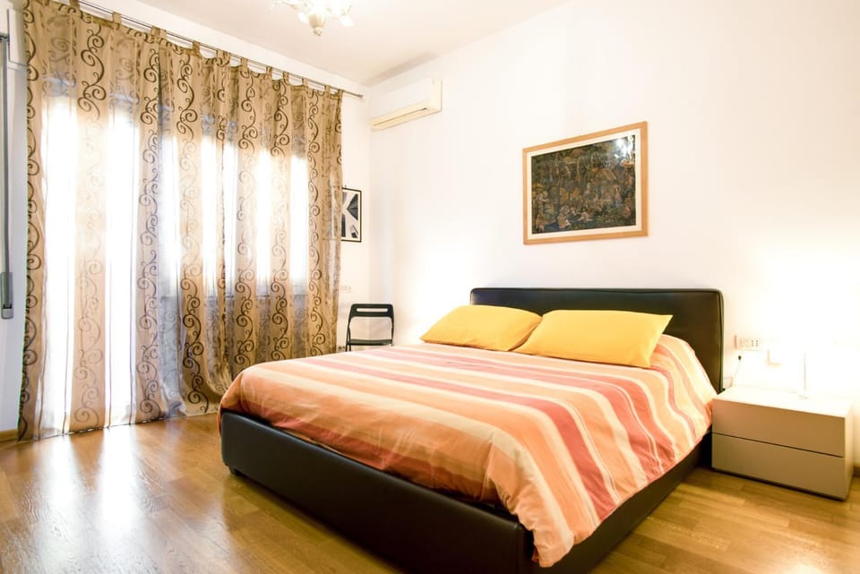 Bed, Photo of the whole room, Bedroom, air conditioner