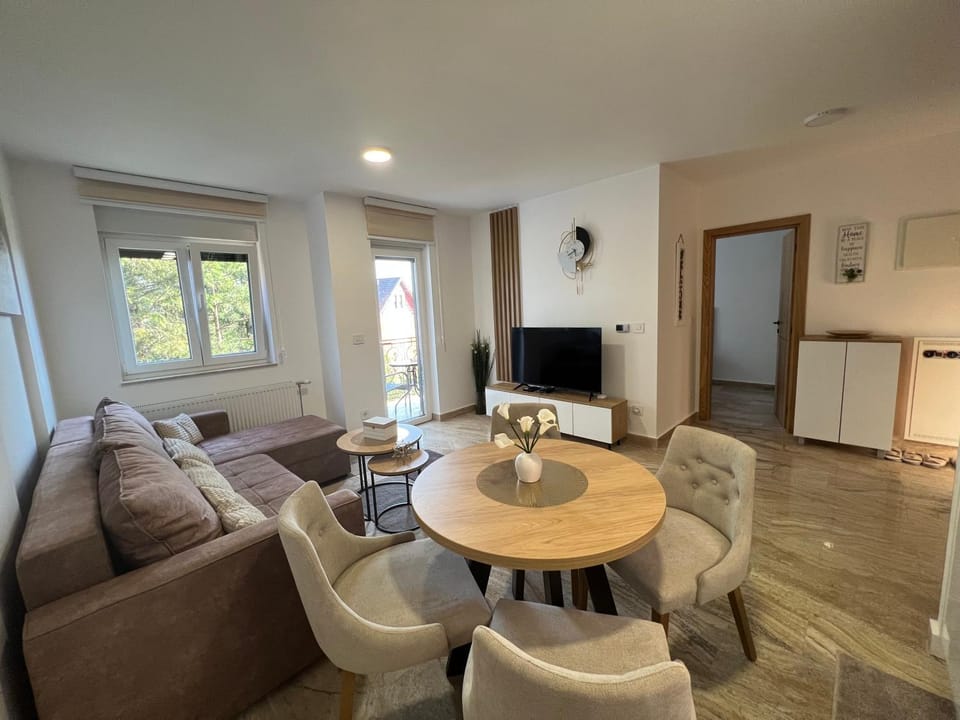 TV and multimedia, Living room, Seating area, Dining area