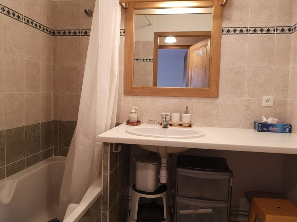 Appartement cosy avec terrasse - 6 pers, proche pistes et commerces, parking inclus - FR-1-595-81 Apartment in Notre-Dame-de-Bellecombe