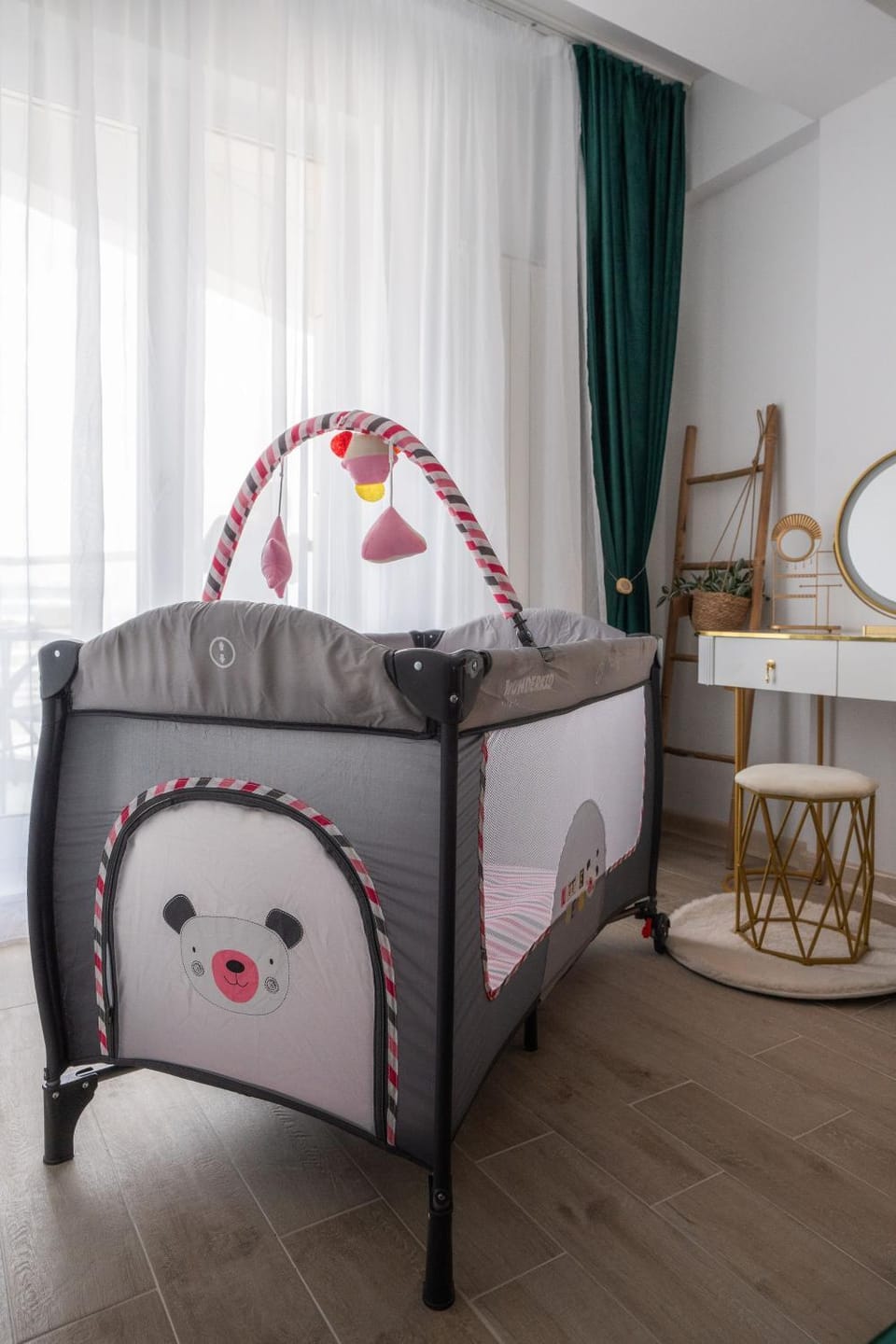Photo of the whole room, Bedroom, cot