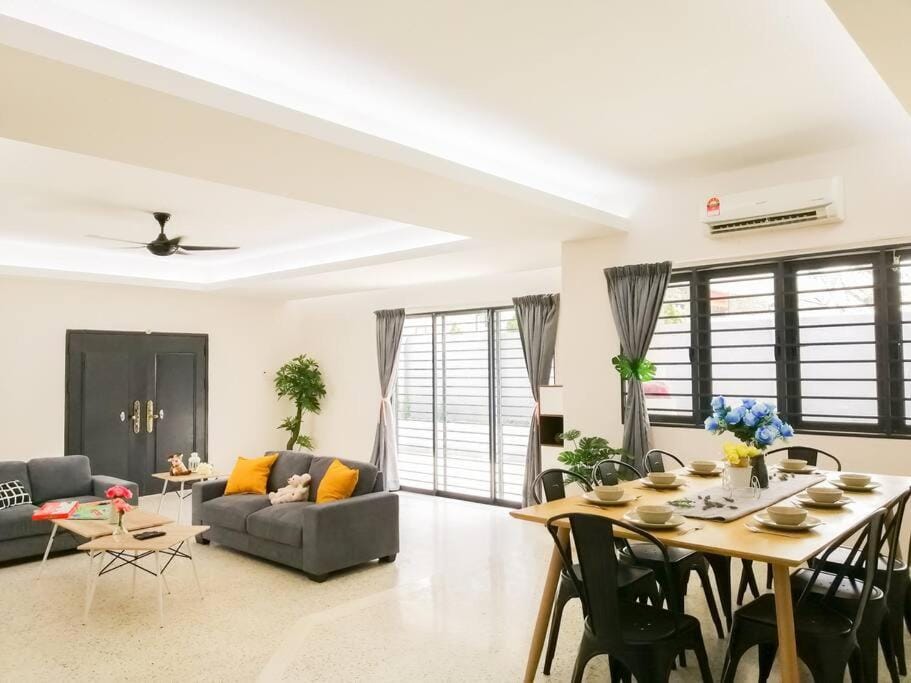 Living room, Seating area, Dining area, fireplace, air conditioner