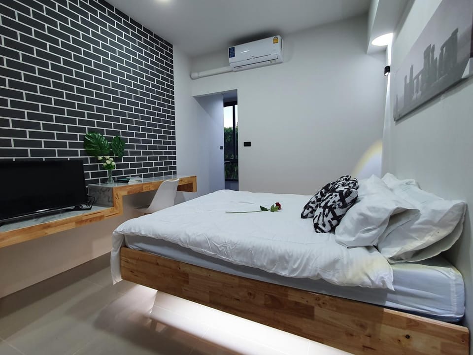 Bed, TV and multimedia, Photo of the whole room, Bedroom