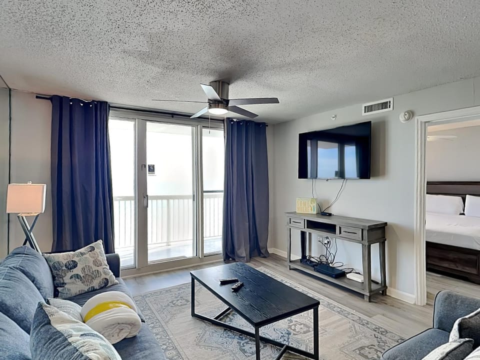 Bed, TV and multimedia, Balcony/Terrace, Living room, Seating area, furniture, air conditioner