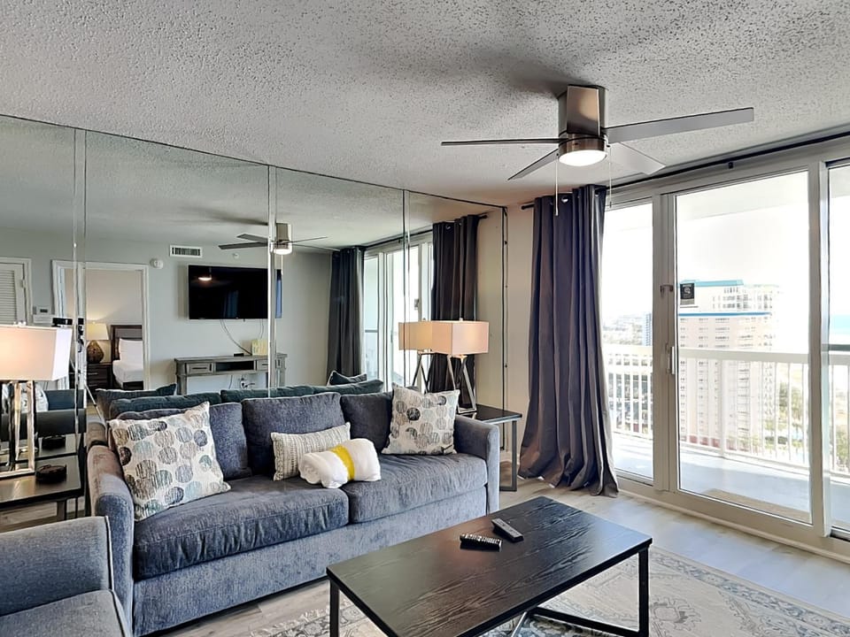 TV and multimedia, Balcony/Terrace, Living room, Seating area, City view