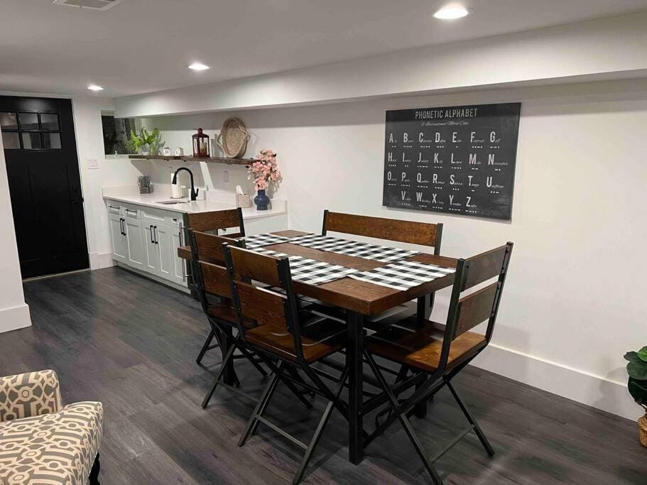 Kitchen or kitchenette, Dining area