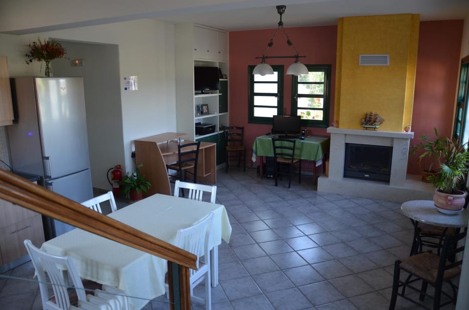 Communal lounge/ TV room, Living room, Decorative detail, Dining area, Food