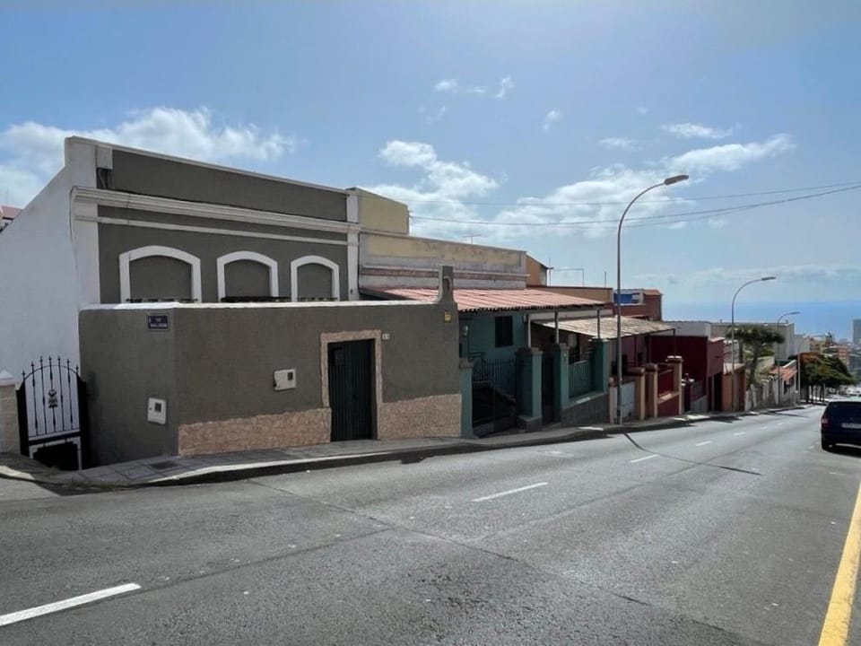 Property building, Day, Neighbourhood, Street view, Location