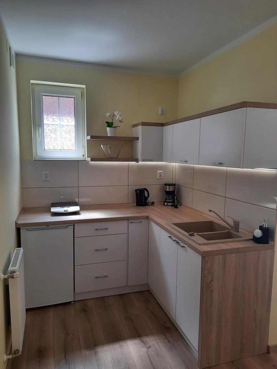 Coffee/tea facilities, Kitchen or kitchenette, stove