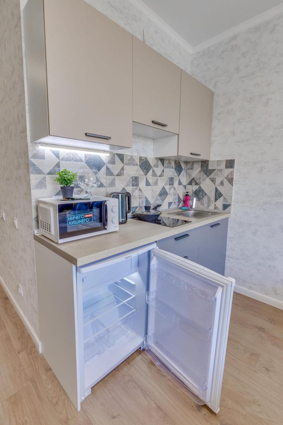 Kitchen or kitchenette, minibar, stove