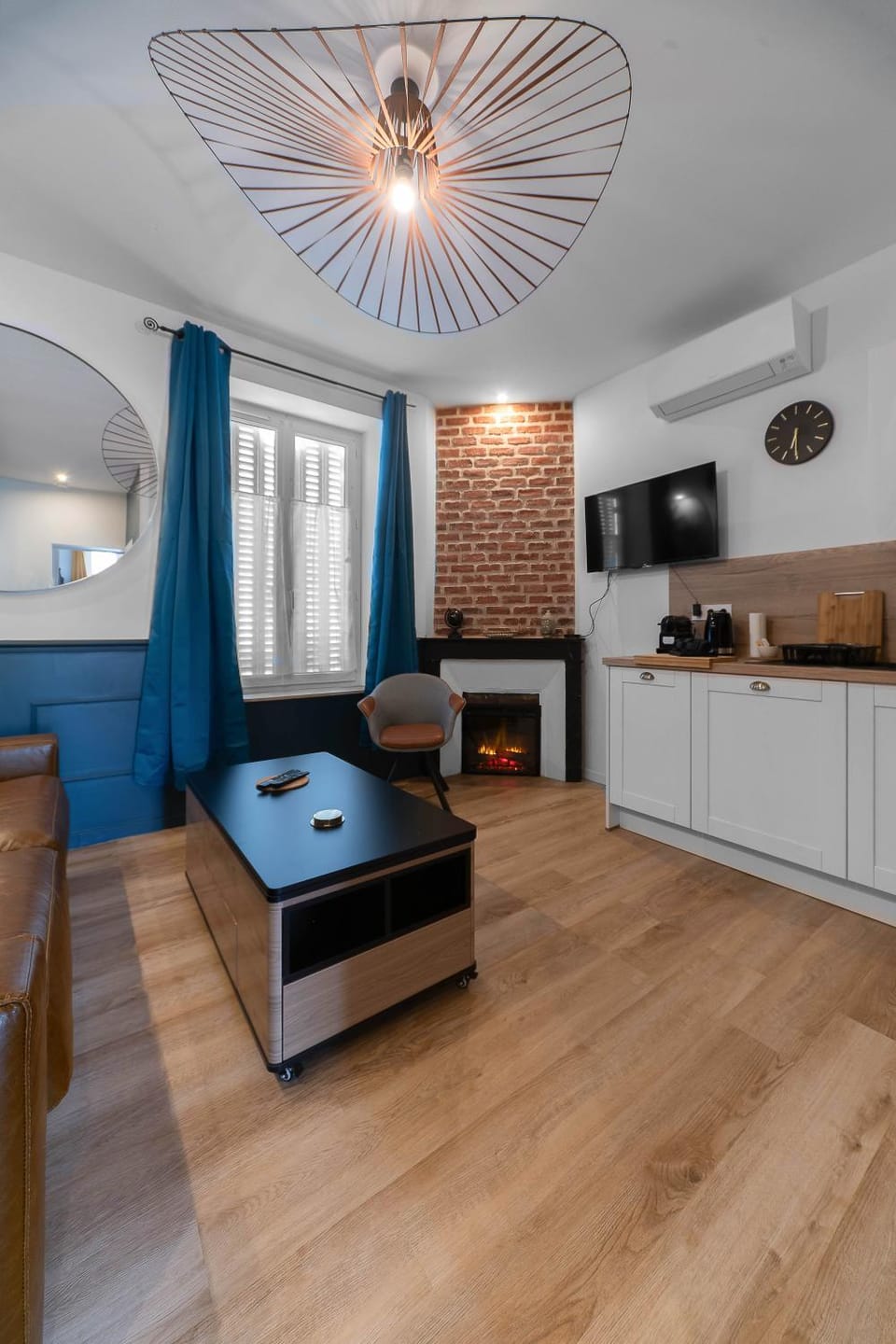 TV and multimedia, Kitchen or kitchenette, Living room, Seating area