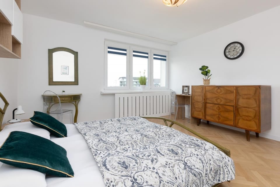 Bed, Seating area, Bedroom