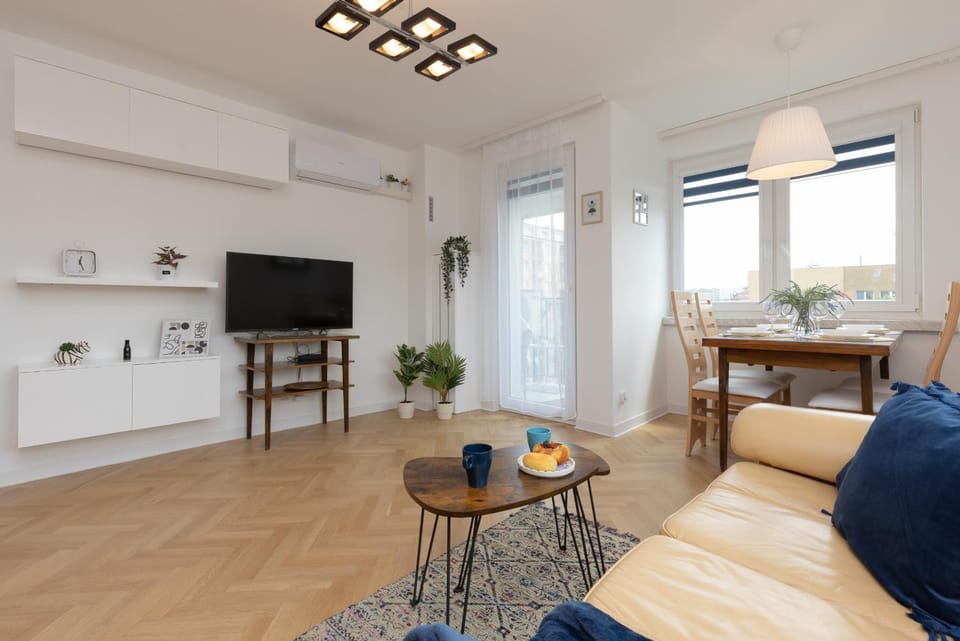 TV and multimedia, Living room, Seating area, Dining area, air conditioner