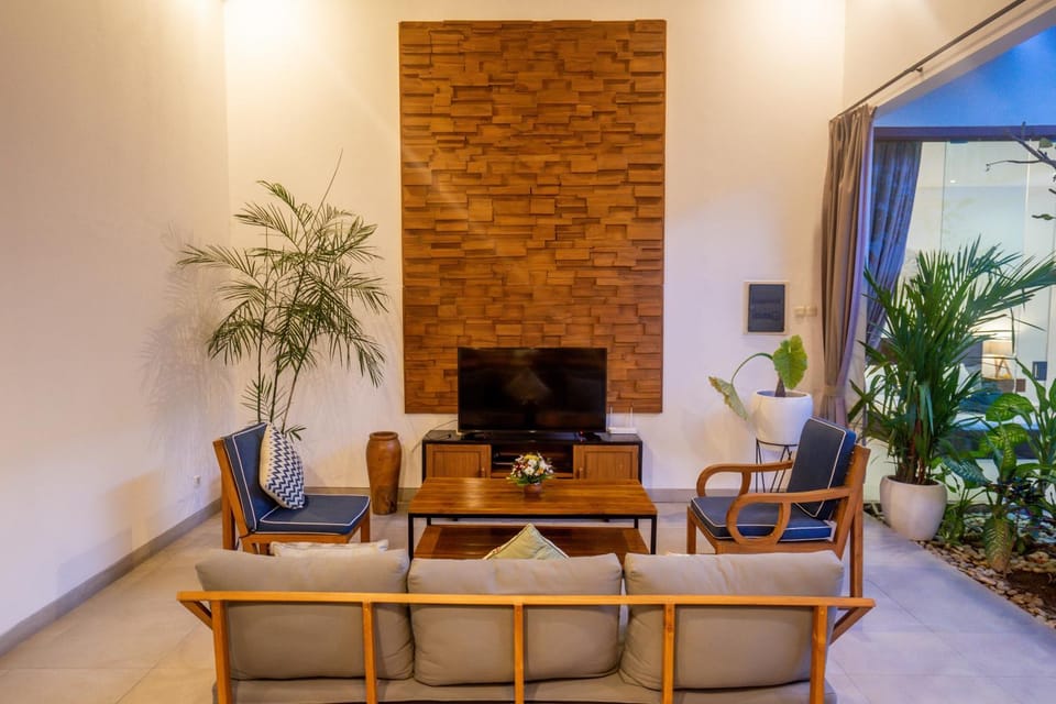2 BR Villa dewi sri Private Pool Seminyak 2km to double 6 beach Villa in Kuta