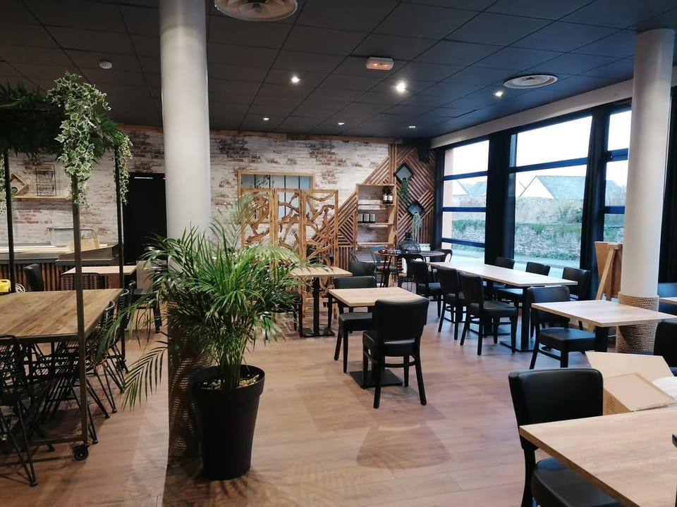 Restaurant/places to eat, Lounge or bar