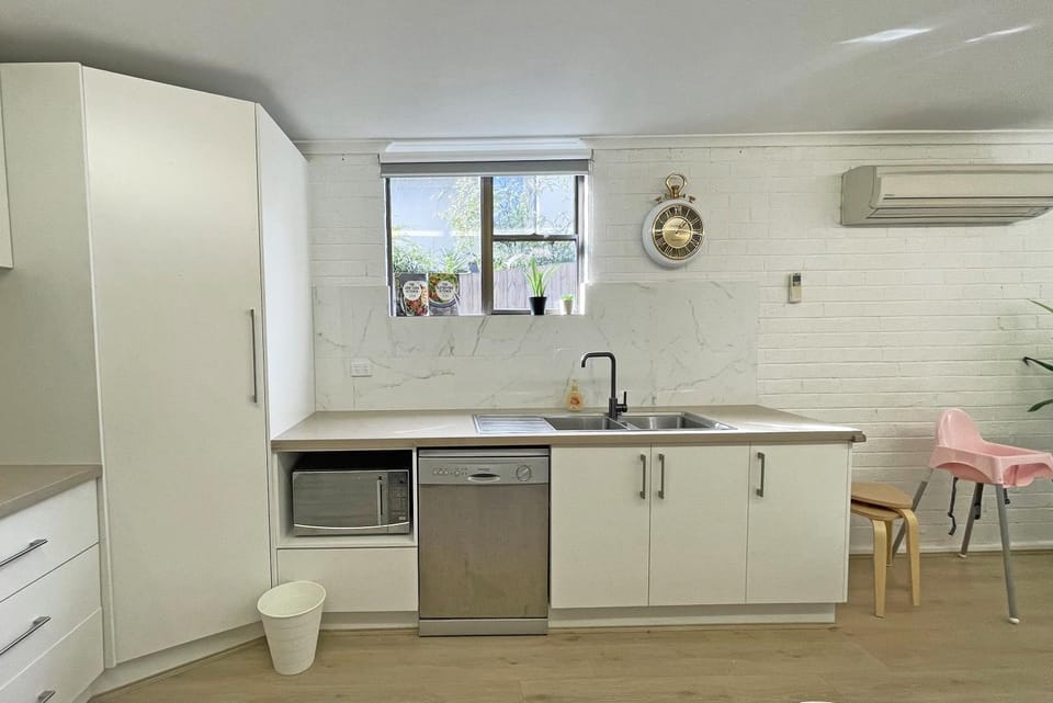 Kitchen or kitchenette, minibar, stove