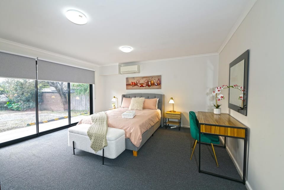 Bed, Seating area, Bedroom, air conditioner