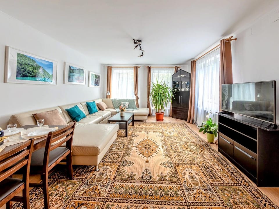 Communal lounge/ TV room, TV and multimedia, Living room, Seating area, Evening entertainment
