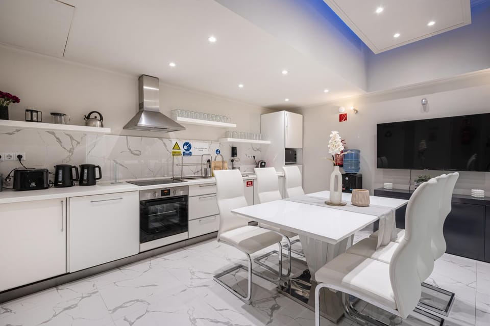 Coffee/tea facilities, Kitchen or kitchenette, Dining area, dishwasher, minibar, pet friendly, stove, toaster, Internal: Not applicable to any particular room