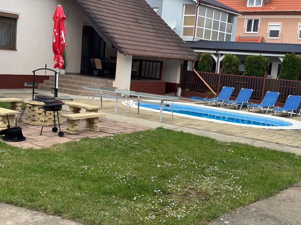 Property building, Garden view, Swimming pool, Swimming pool, sunbed