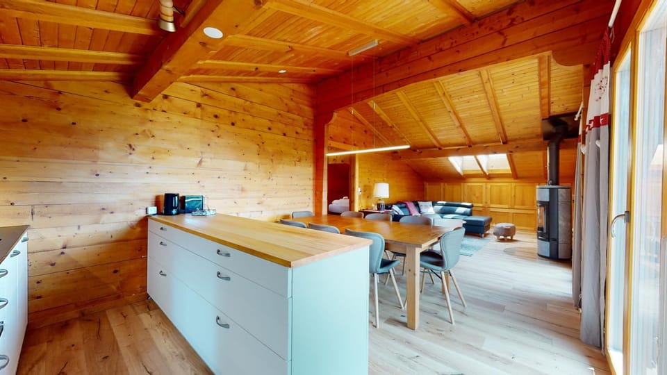 Kitchen or kitchenette, Dining area