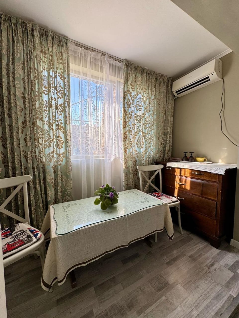 Bedroom, internet, air conditioner