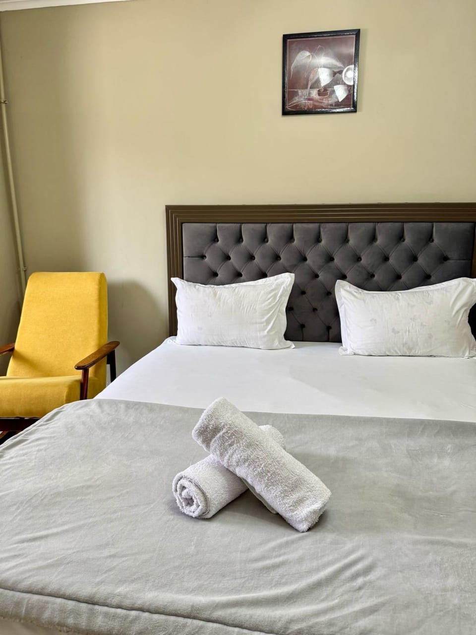 Shower, Toilet, Bed, Photo of the whole room, Bedroom, bunk bed, internet, towels