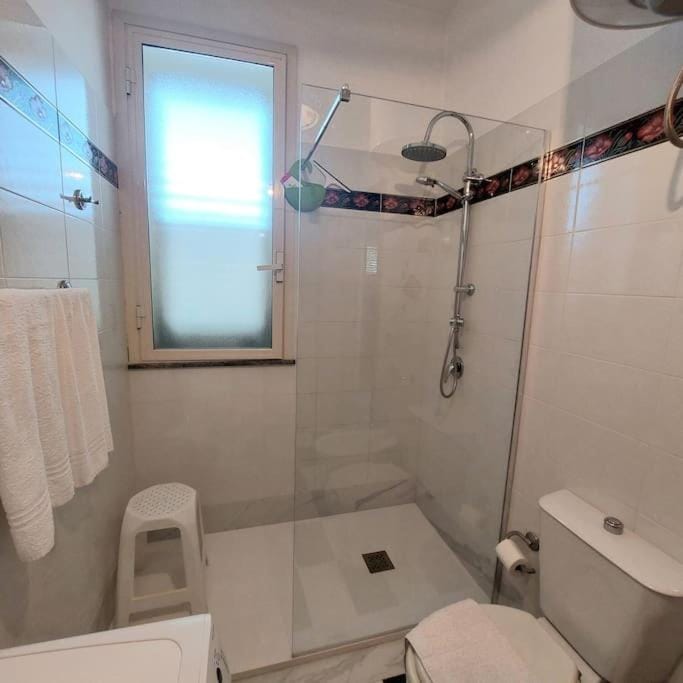 Shower, Toilet, Bathroom, bidet, towels
