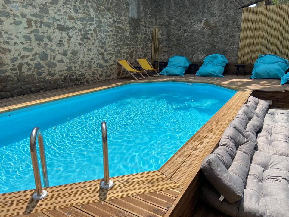 Swimming pool, sunbed
