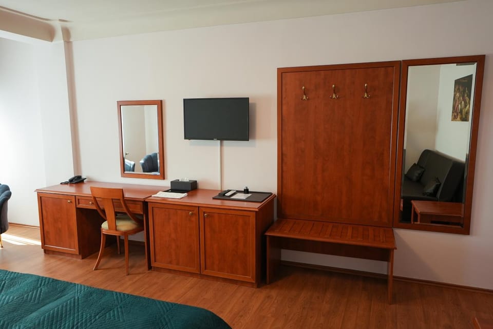 Communal lounge/ TV room, TV and multimedia, wardrobe