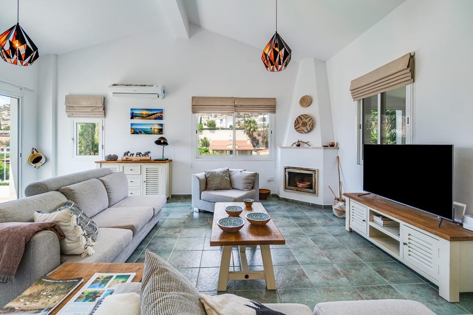 The Bridge Villa by Ezoria Villas Villa in Peyia