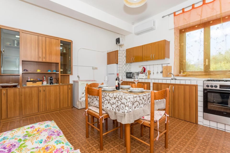 Property building, Kitchen or kitchenette, Living room