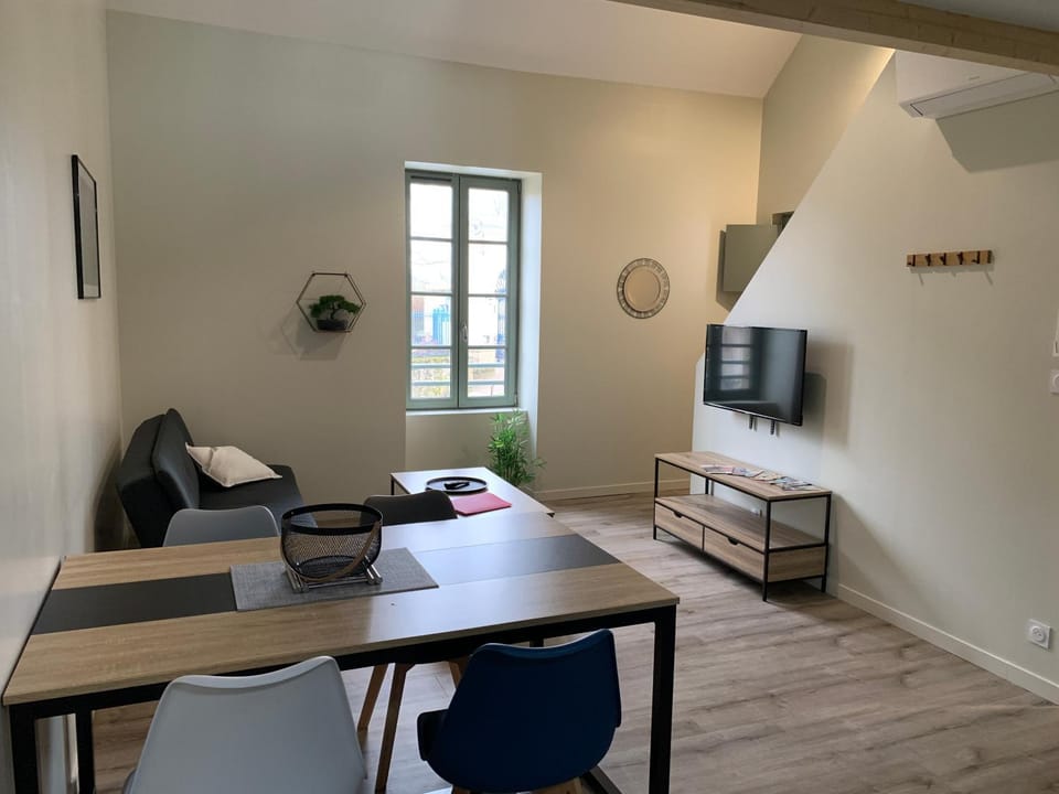 TV and multimedia, Living room, Dining area, air conditioner