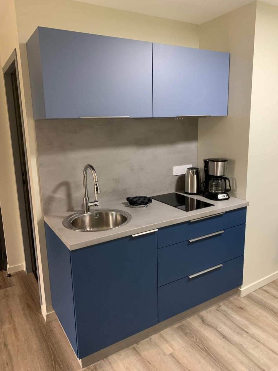 Coffee/tea facilities, Kitchen or kitchenette, stove