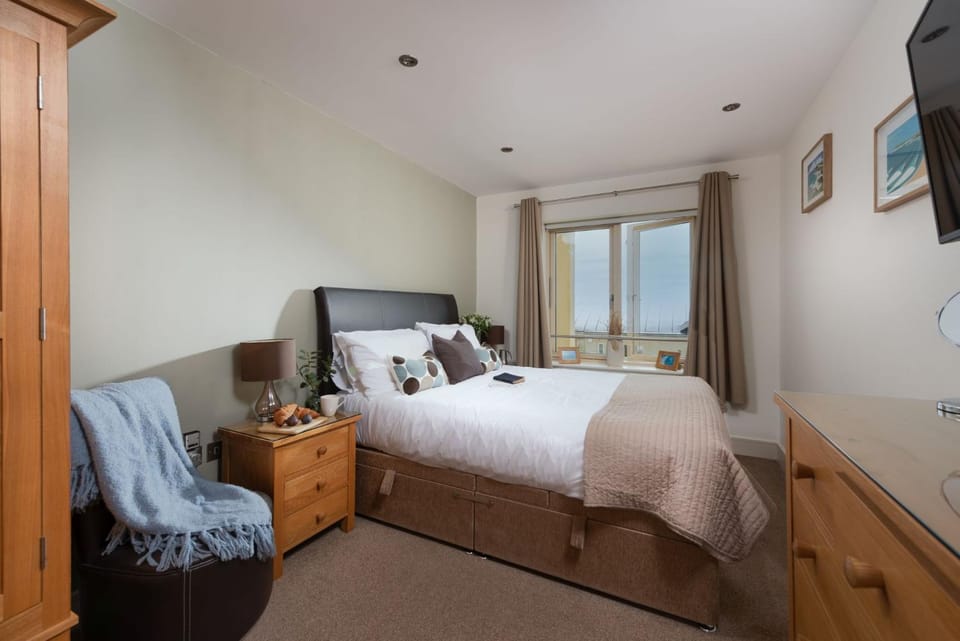 Bed, TV and multimedia, Seating area, Bedroom