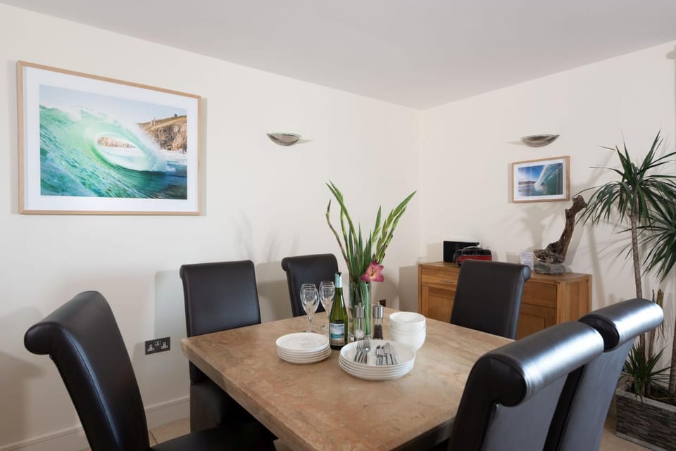 Seating area, Dining area