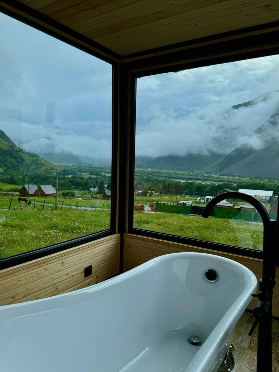 Nearby landmark, Hot Tub, Mountain view, Bath