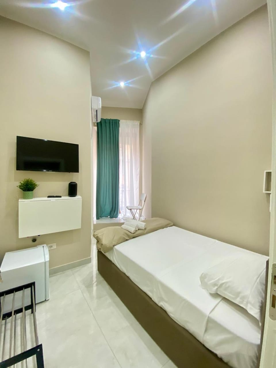 Bed, TV and multimedia, Bedroom