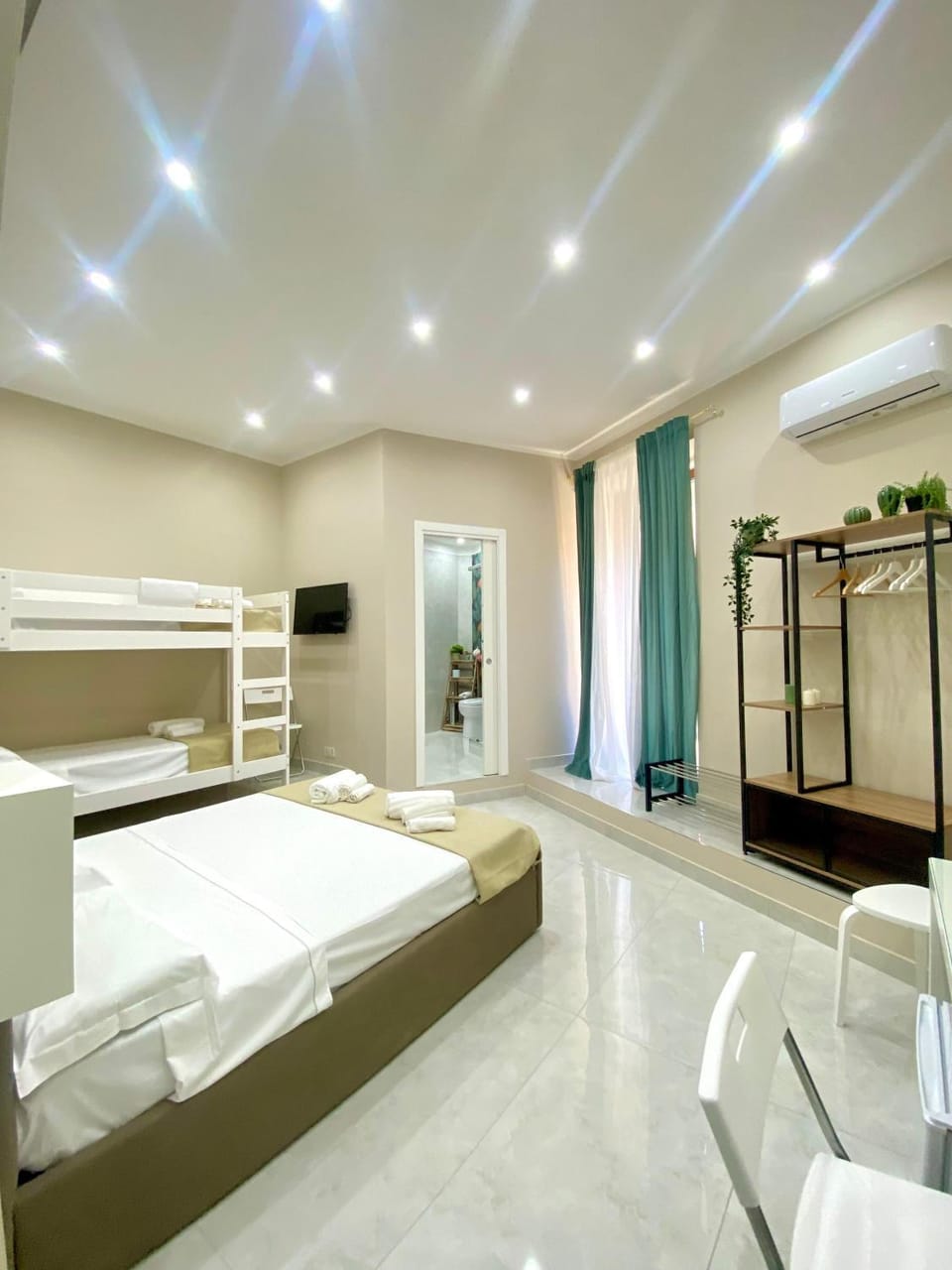 Bed, TV and multimedia, Photo of the whole room, Bedroom, towels, air conditioner