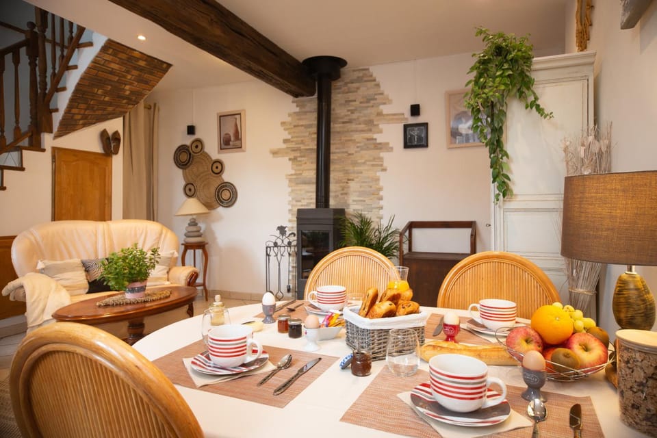Living room, Food and drinks, Seating area, Dining area, Food, Breakfast, Continental breakfast, Drinks, Internal: Not applicable to any particular room