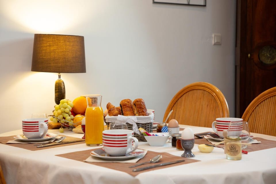 Food and drinks, Dining area, Food, Breakfast, Continental breakfast, Lunch, Drinks