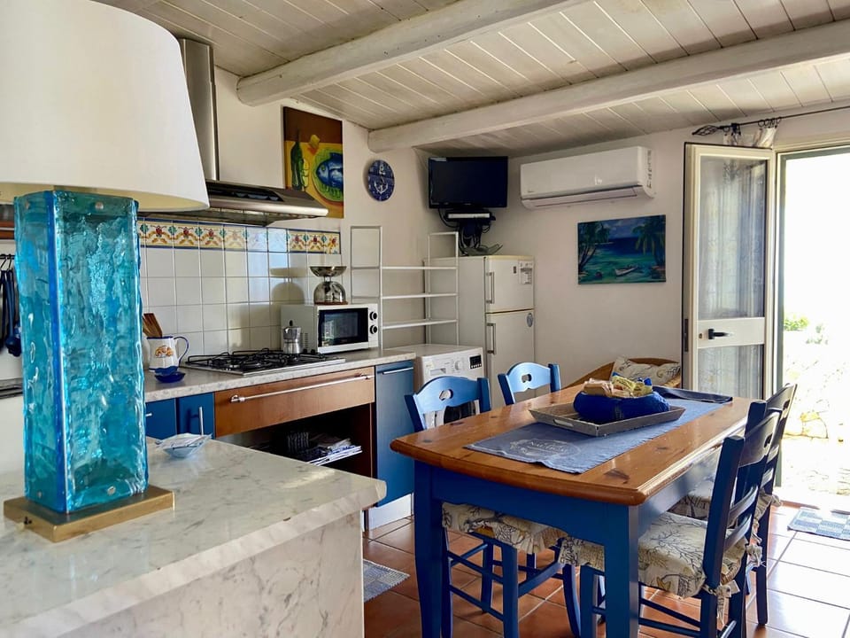 Kitchen or kitchenette, Breakfast