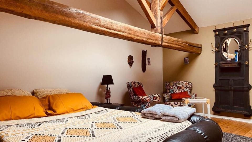 Photo of the whole room, Bedroom