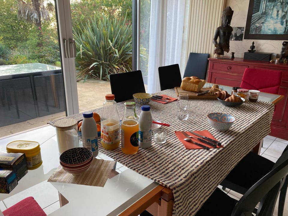 Food and drinks, Dining area, Breakfast, Continental breakfast