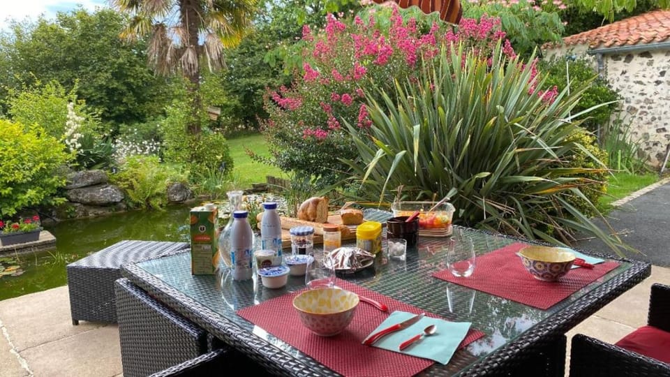 Food and drinks, Garden view, Breakfast, Continental breakfast