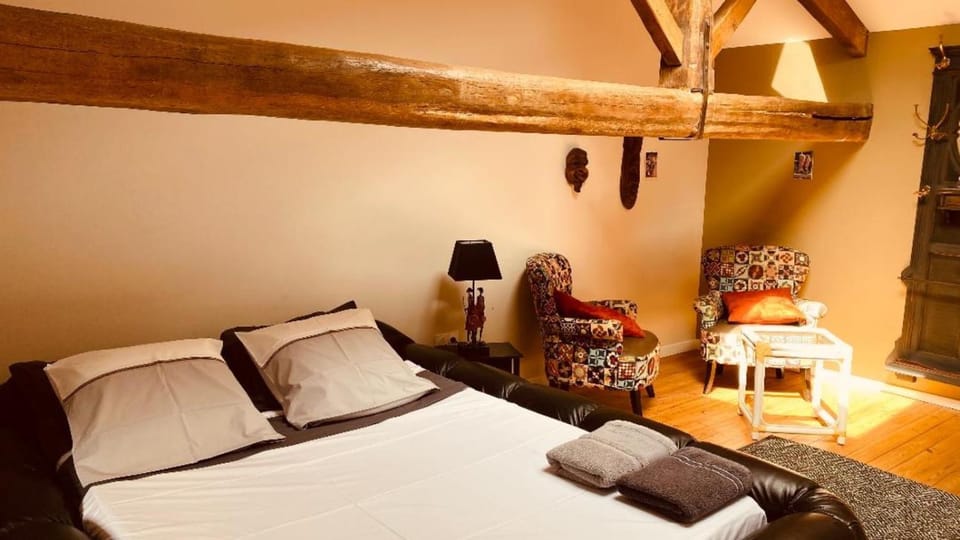 Photo of the whole room, Bedroom