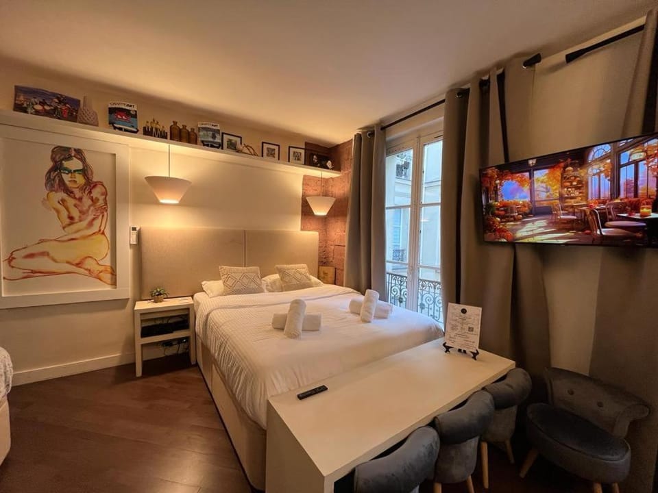 Bed, TV and multimedia, Photo of the whole room, Bedroom