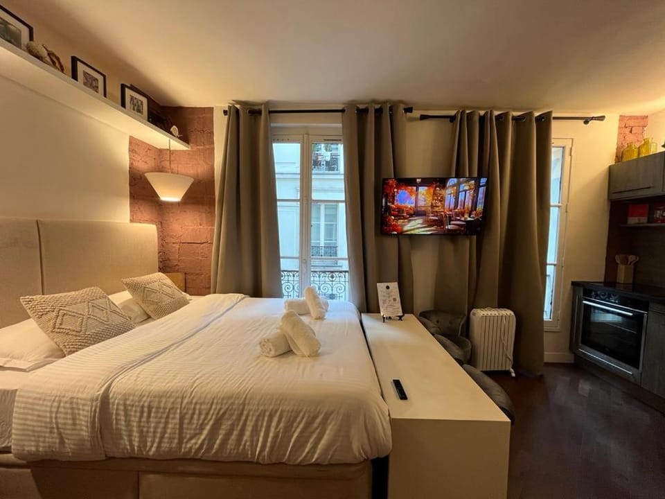 Bed, TV and multimedia, Photo of the whole room, Bedroom