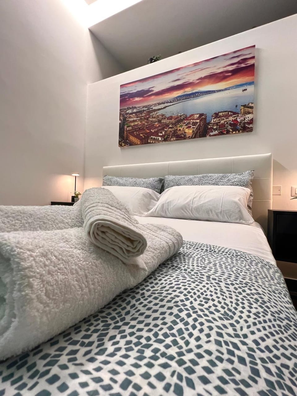Bed, Bedroom, towels